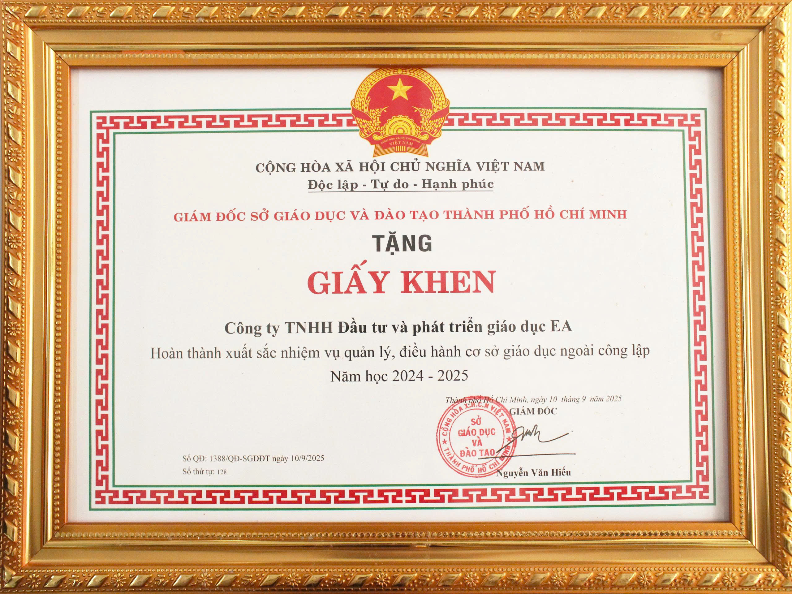 Giấy khen Công ty EA đạt thành tích xuất sắc trong năm học 2024 - 2025